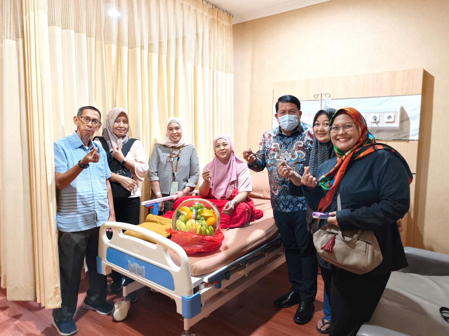 Besuk Mbak Anna, Sekretaris DPK APINDO Kabupaten Bogor yang sedang di Rawat di RS. Islam Aysha.